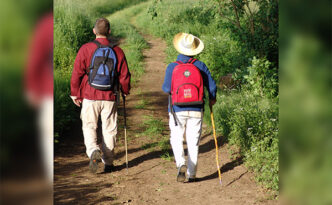 Personen wandern an der Schafskirche